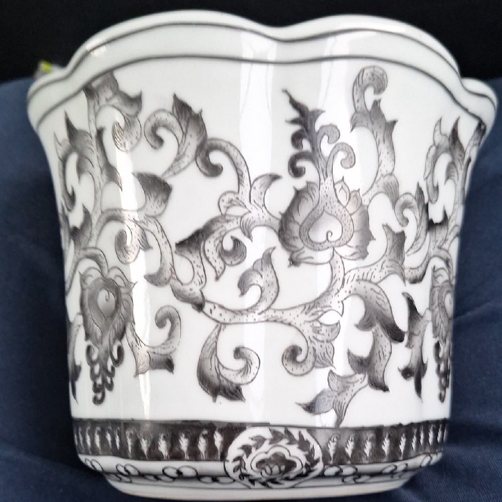 Black and White Ceramic Planter - Picture 7 of 7